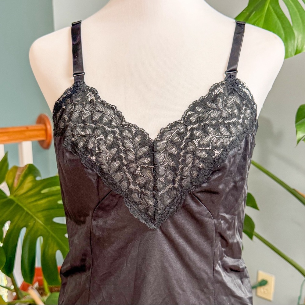 Elegant Black Lace Nightgown Pure Luxury - Picture 3 of 9